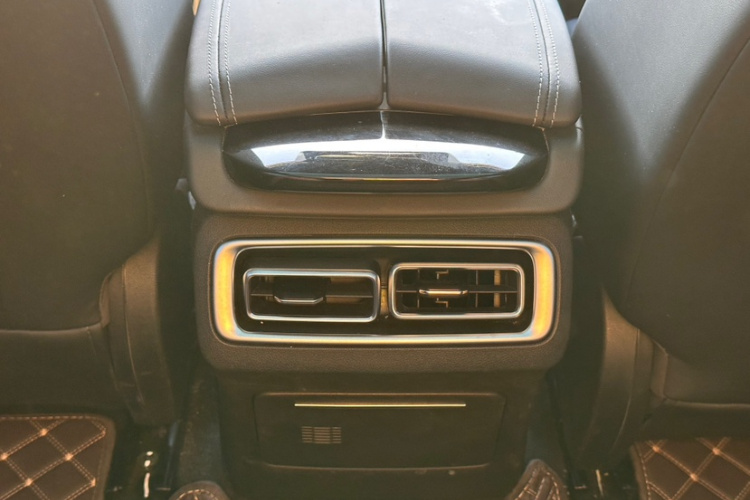 哪吒汽车 哪吒S 2023款 纯电 520km 后驱版中控内饰7012