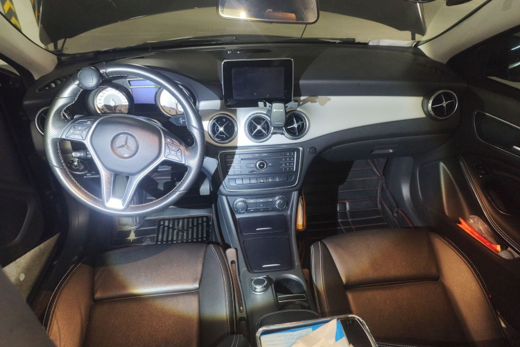 奔驰GLA 2016款 GLA 200 动感型中控内饰12