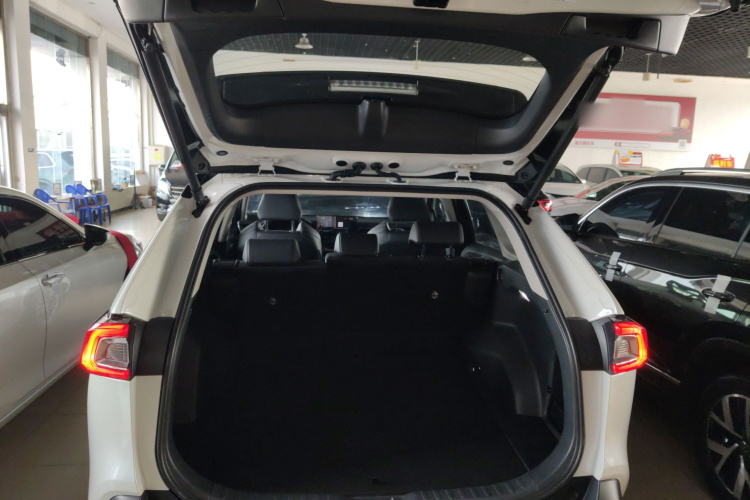 丰田 威兰达 2023款 双擎 2.5L E-CVT四驱尊贵版机舱底盘23