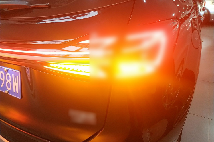 红旗HS5 2023款 2.0T 旗享Pro版车身外观9