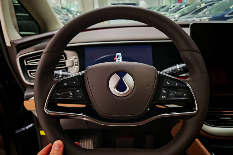 腾势D9 2024款 DM-i 980 四驱尊荣型中控内饰7011