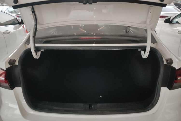 荣威i5 2021款 1.5L CVT钻石版机舱底盘23