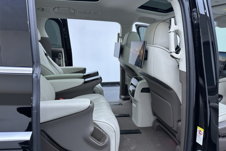 腾势D9 2022款 DM-i 970 四驱尊荣型中控内饰7004