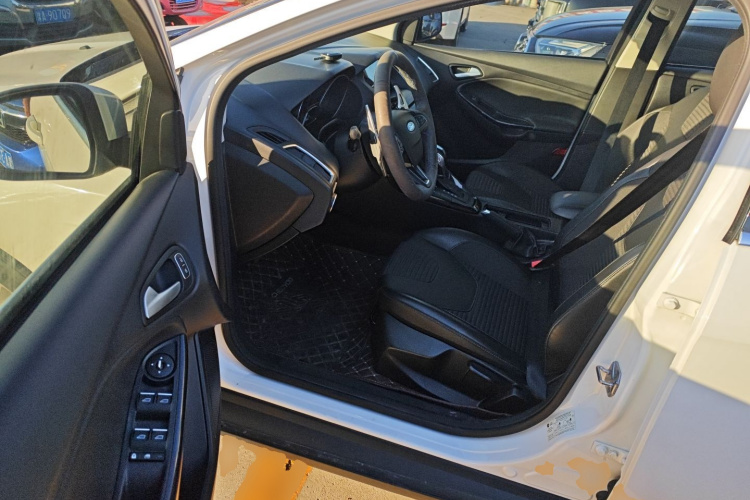 福特 福克斯 2018款 三厢经典 EcoBoost 180 自动精英型中控内饰20