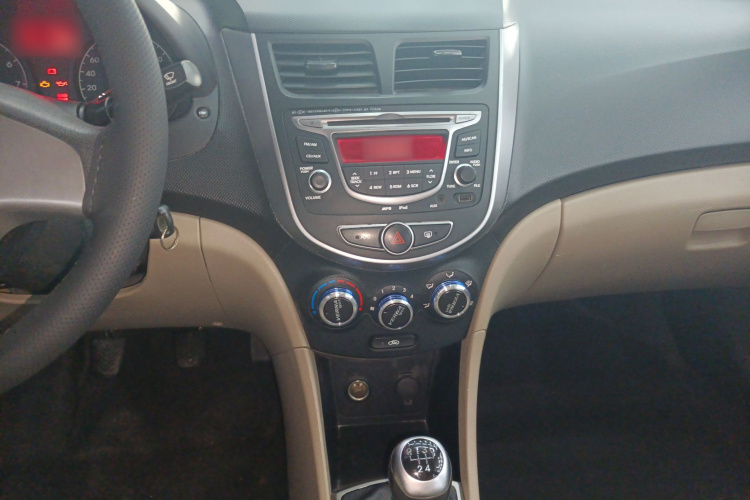 现代 瑞纳 2014款 1.4L 手动智能型GLS局部细节16