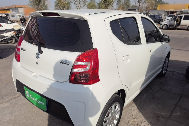 铃木 奥拓 2013款 1.0L 自动豪华型车身外观7