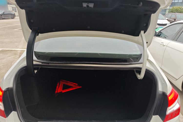 标致408 2014款 1.8L 自动豪华版机舱底盘23