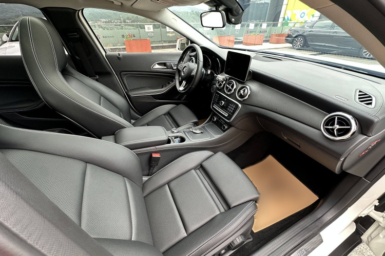 奔驰GLA 2018款 GLA 200 时尚型中控内饰7006