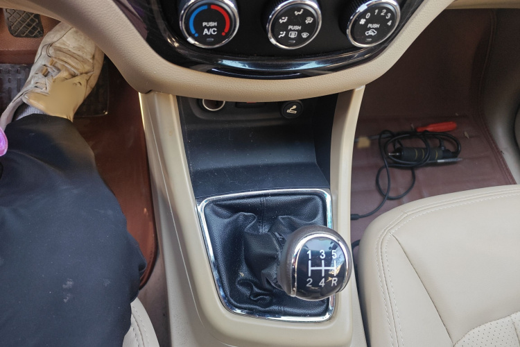 宝骏730 2014款 1.5L 手动舒适ESP版 7座局部细节18