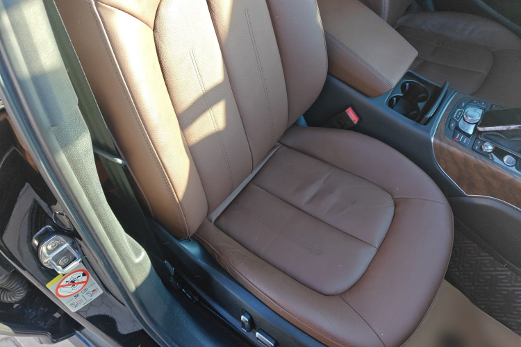 奥迪A6L 2018款 30周年年型 45 TFSI quattro 运动型局部细节41