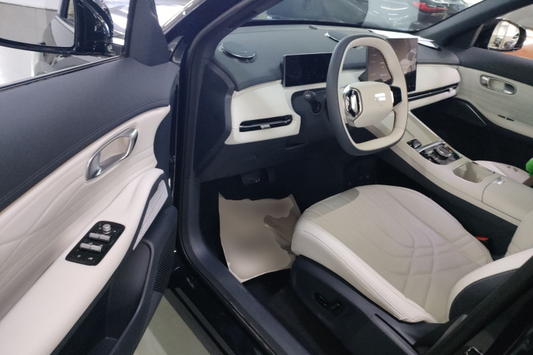 吉利银河 银河星舰7 EM-i 2025款 120km 启航+版中控内饰20