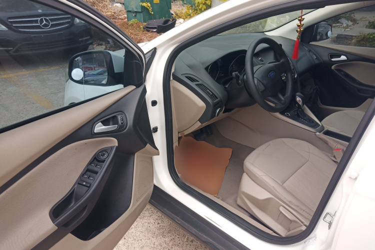 福特 福克斯 2015款 三厢 1.6L 自动舒适型中控内饰20