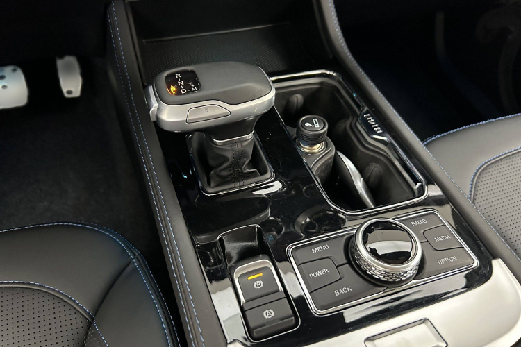 北京BJ40 2020款 2.0T 自动四驱城市猎人版侠客型中控内饰7005