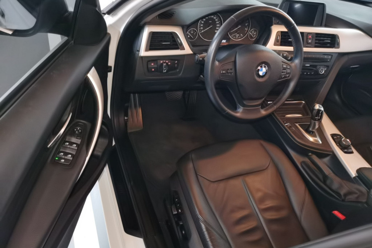 宝马3系 2014款 320i 时尚型中控内饰7003