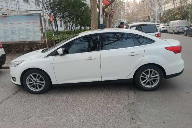 福特 福克斯 2018款 三厢经典 EcoBoost 180 自动精英型车身外观4