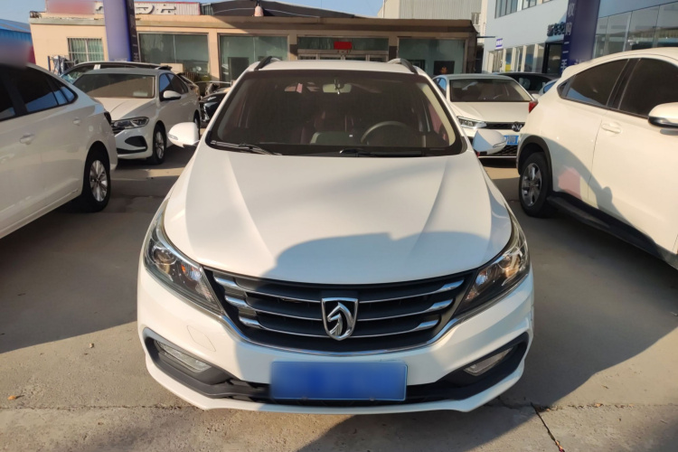 宝骏310 2017款 1.5L 自动豪华型车身外观2