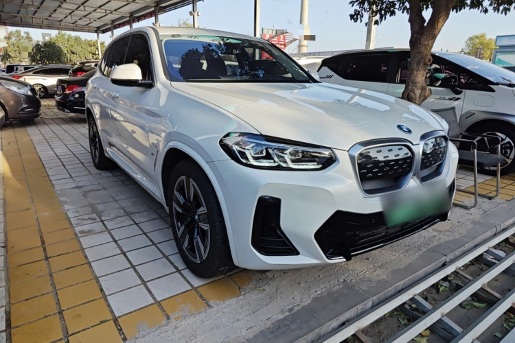 宝马iX3 2024款 领先型车身外观3