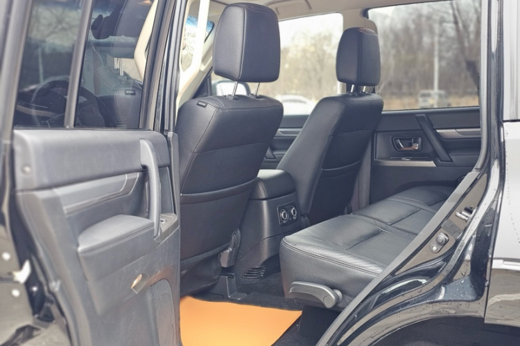 三菱 帕杰罗(进口) 2016款 3.0L 自动尊贵版 国V中控内饰7003