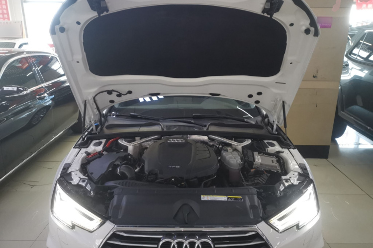 奥迪A4L 2019款 40 TFSI 进取型 国VI机舱底盘24