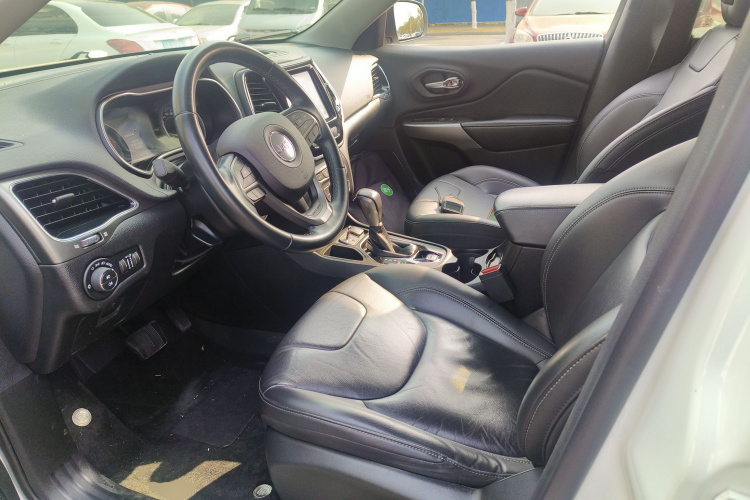 Jeep 自由光 2019款 2.0T 两驱智享版 国V中控内饰20