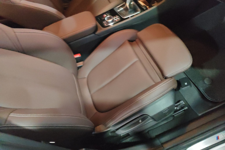 宝马1系 2021款 改款 120i M运动曜夜版局部细节41