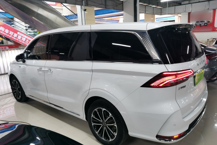 荣威iMAX8 2021款 400TGI Supreme系列陆尊版车身外观4