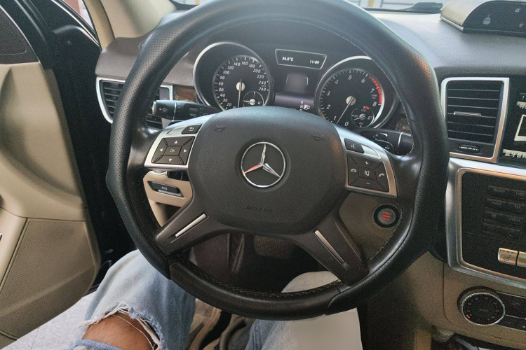 奔驰M级 2014款 ML 400 4MATIC动感型中控内饰13