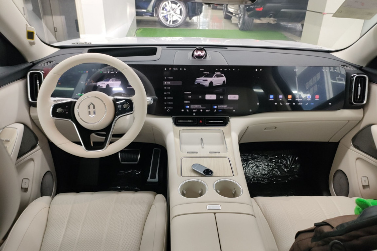 鸿蒙智行 问界M8 2025款 增程 Ultra版 53.4kWh 5座版中控内饰7002