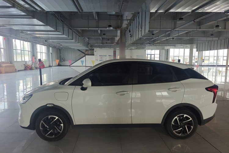 哪吒汽车 哪吒V 2021款 长续航娱乐版升级型车身外观4