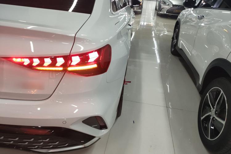 奥迪A3 2025款 A3L Limousine 35TFSI 飞驰尊享型车身外观9