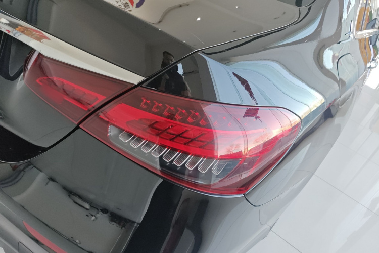 奔驰E级 2022款 改款二 E 300 L 运动豪华型车身外观9