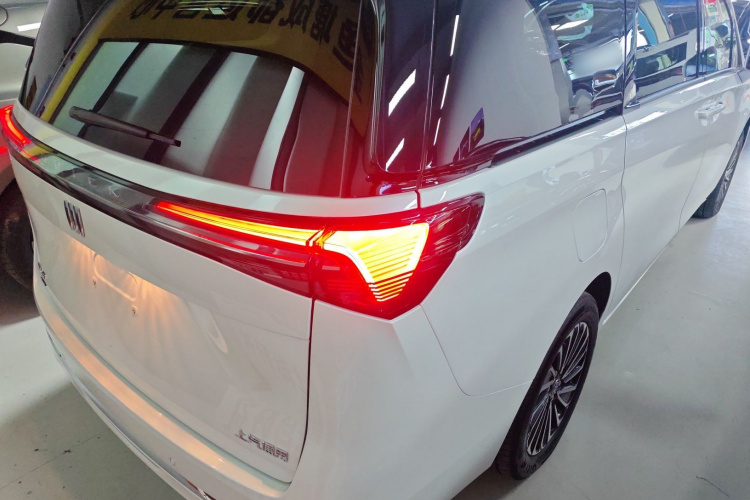 别克GL8新能源 2025款 陆尚 尊享版 7座车身外观9