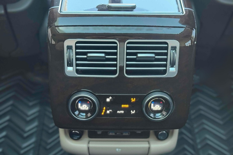 路虎 揽胜 2021款 3.0 L6 传世加长经典版中控内饰7009