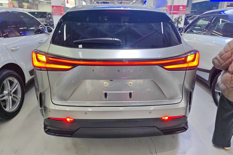 雷克萨斯NX 2022款 260 前驱 创驰版车身外观6