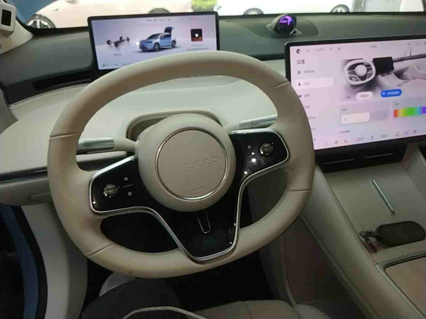 车辆方向盘及中控台