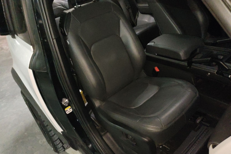 路虎卫士 2024款 90 2.0T P300 S局部细节41