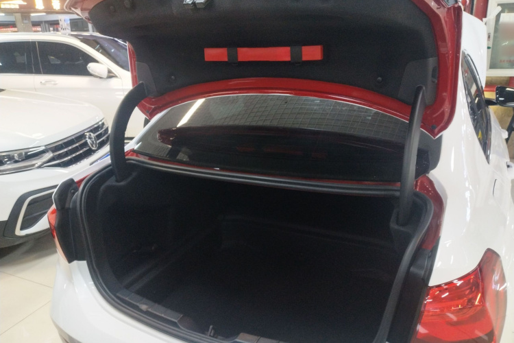 宝马1系 2021款 120i M运动曜夜版机舱底盘23