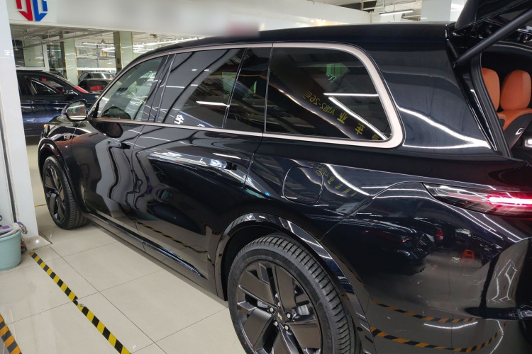 理想汽车 理想L9 2025款 Ultra 智能焕新版车身外观4