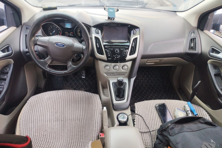 福特 福克斯 2012款 三厢 1.6L 手动舒适型中控内饰12