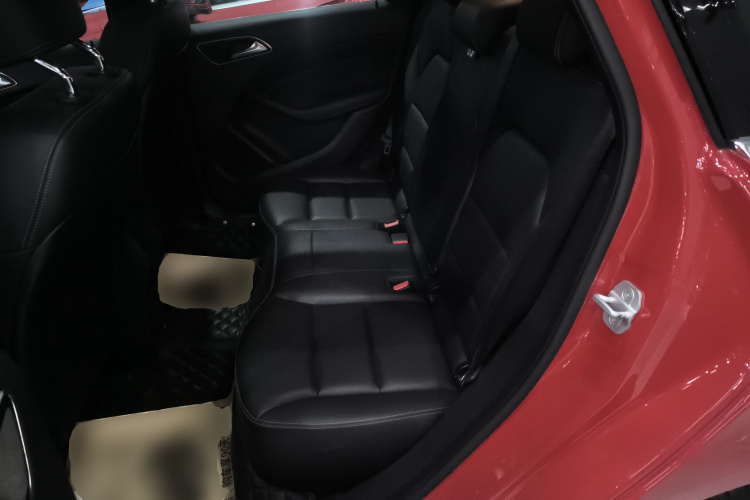 奔驰B级 2017款 B 200 动感型中控内饰21