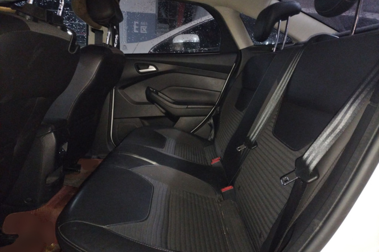 福特 福克斯 2015款 三厢 EcoBoost 125 自动超能风尚型中控内饰21