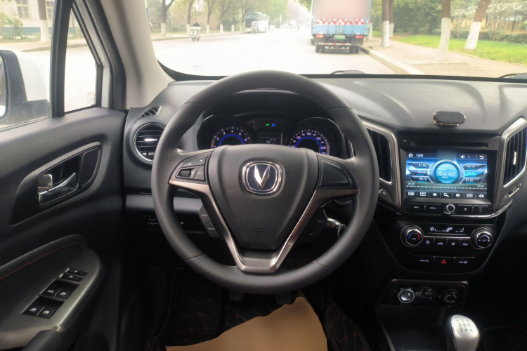 长安CS15 2016款 1.5L 手动时尚版中控内饰13