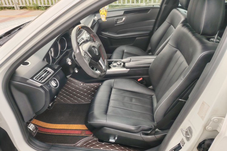 奔驰E级 2015款 改款 E 180 L 运动型中控内饰7001