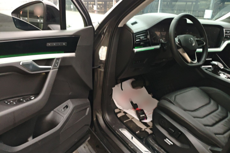 大众 途锐 2021款 3.0TSI 锐享版 曜黑运动套装中控内饰20