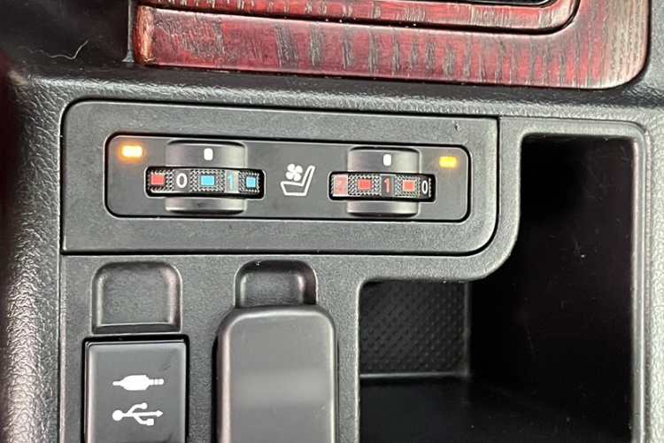 丰田 普拉多 2019款 3.5L 自动TX-L尊享版后挂备胎中控内饰7005