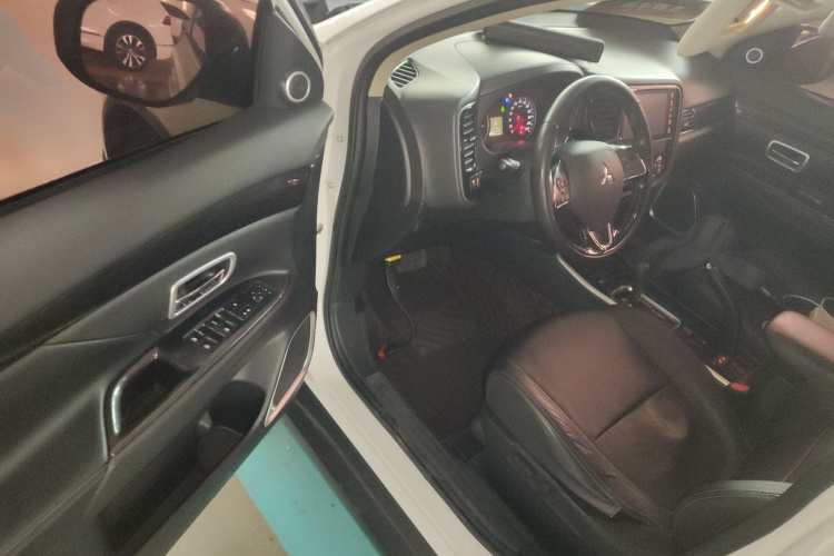 三菱 欧蓝德 2018款 2.0L 两驱荣耀版 5座中控内饰20