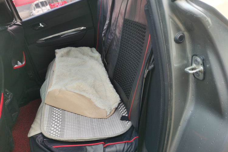 标致3008 2015款 2.0L 手动经典版中控内饰21