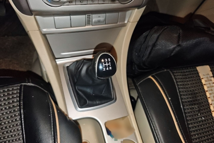 福特 福克斯 2013款 两厢经典 1.8L 手动时尚型局部细节18