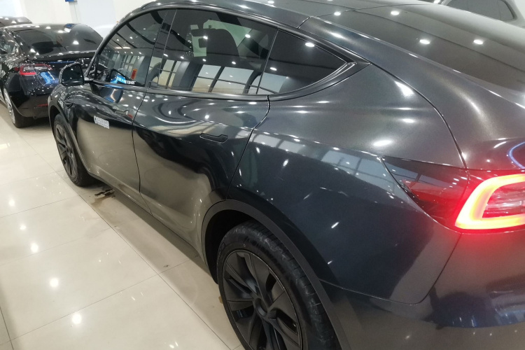 特斯拉 Model Y 2023款 长续航全轮驱动版车身外观4