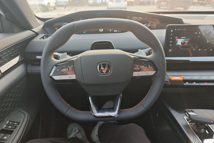 长安UNI-V 2024款 1.5T 尊贵型中控内饰13